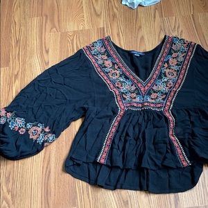 Embroidered balloon-sleeve blouse!